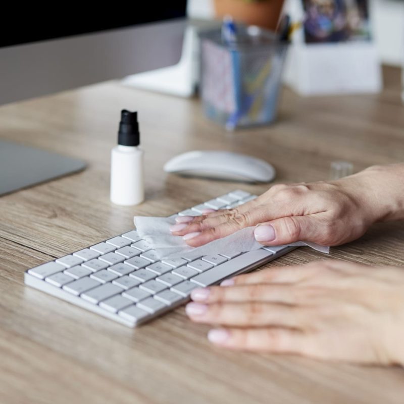 Limpieza de un teclado en una oficina